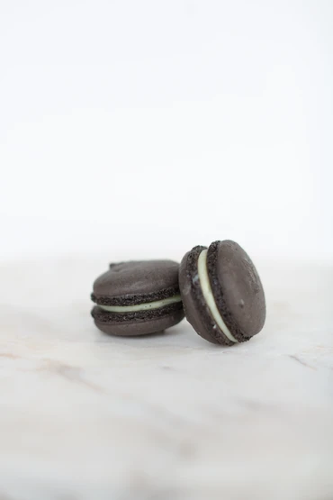 Cookies and Cream Macaron