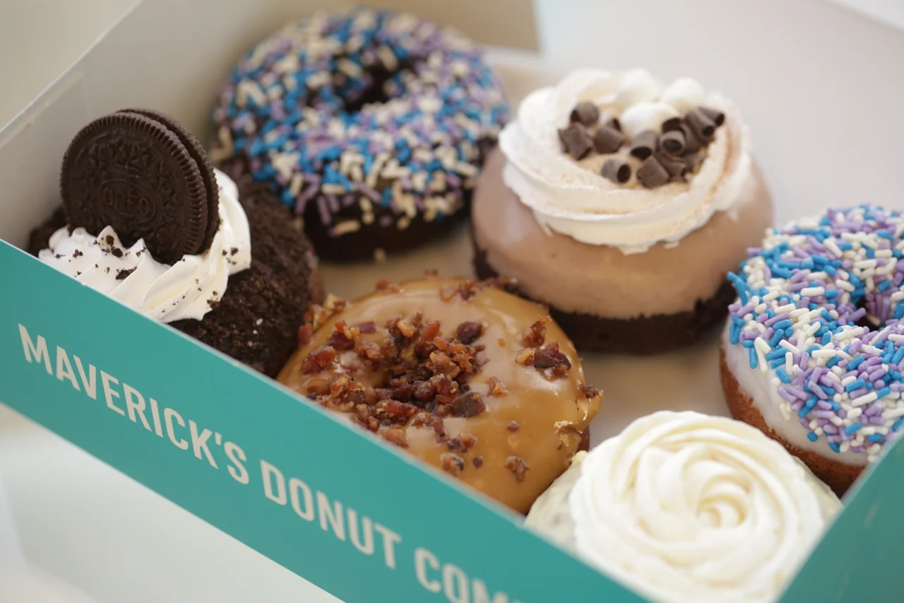 6-Pack Signatures Donut