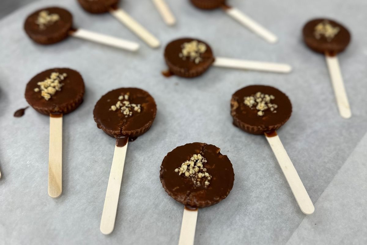 Snickers Cheesecake Pop