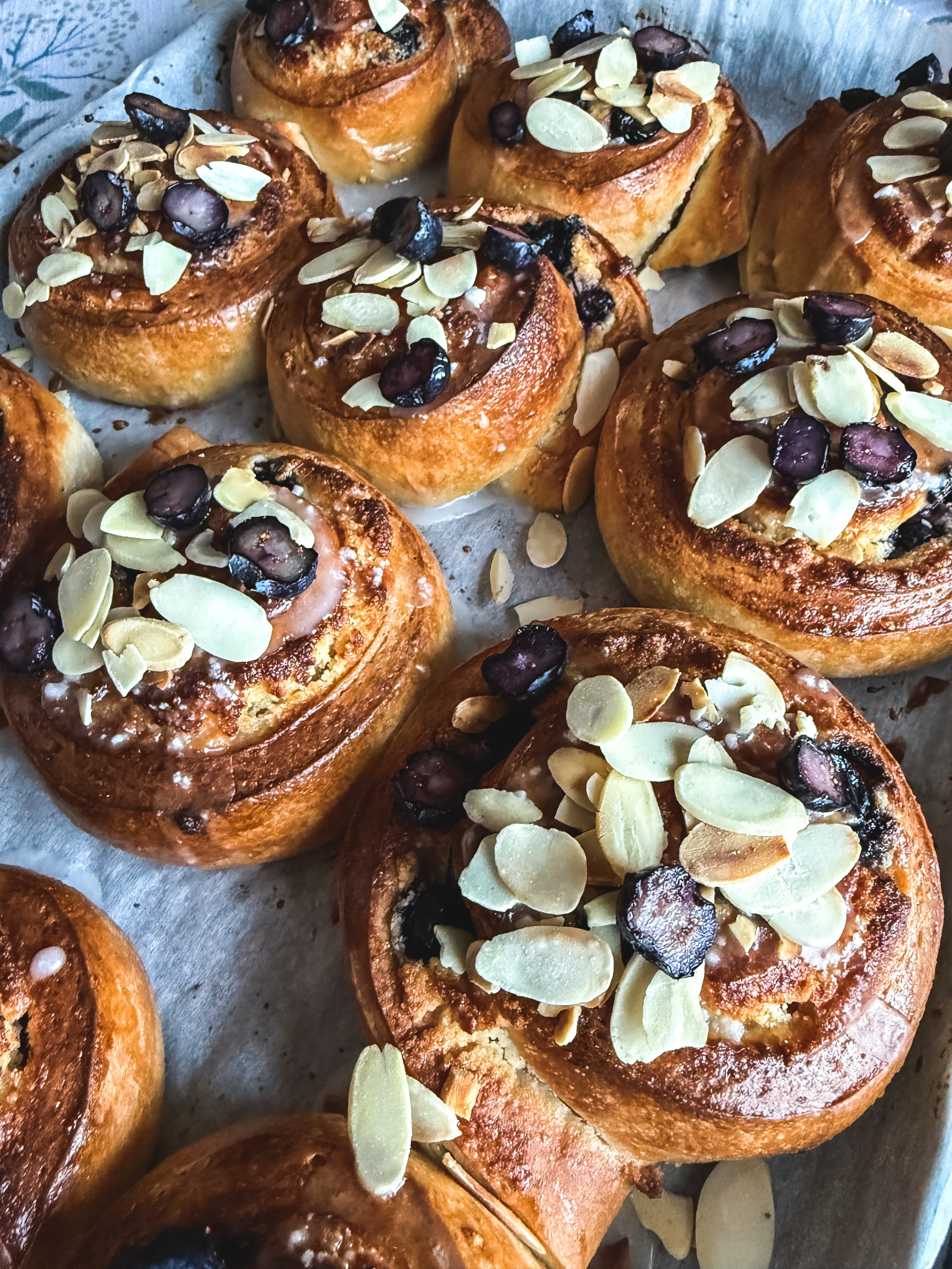 ALMOND BLUEBERRY buns