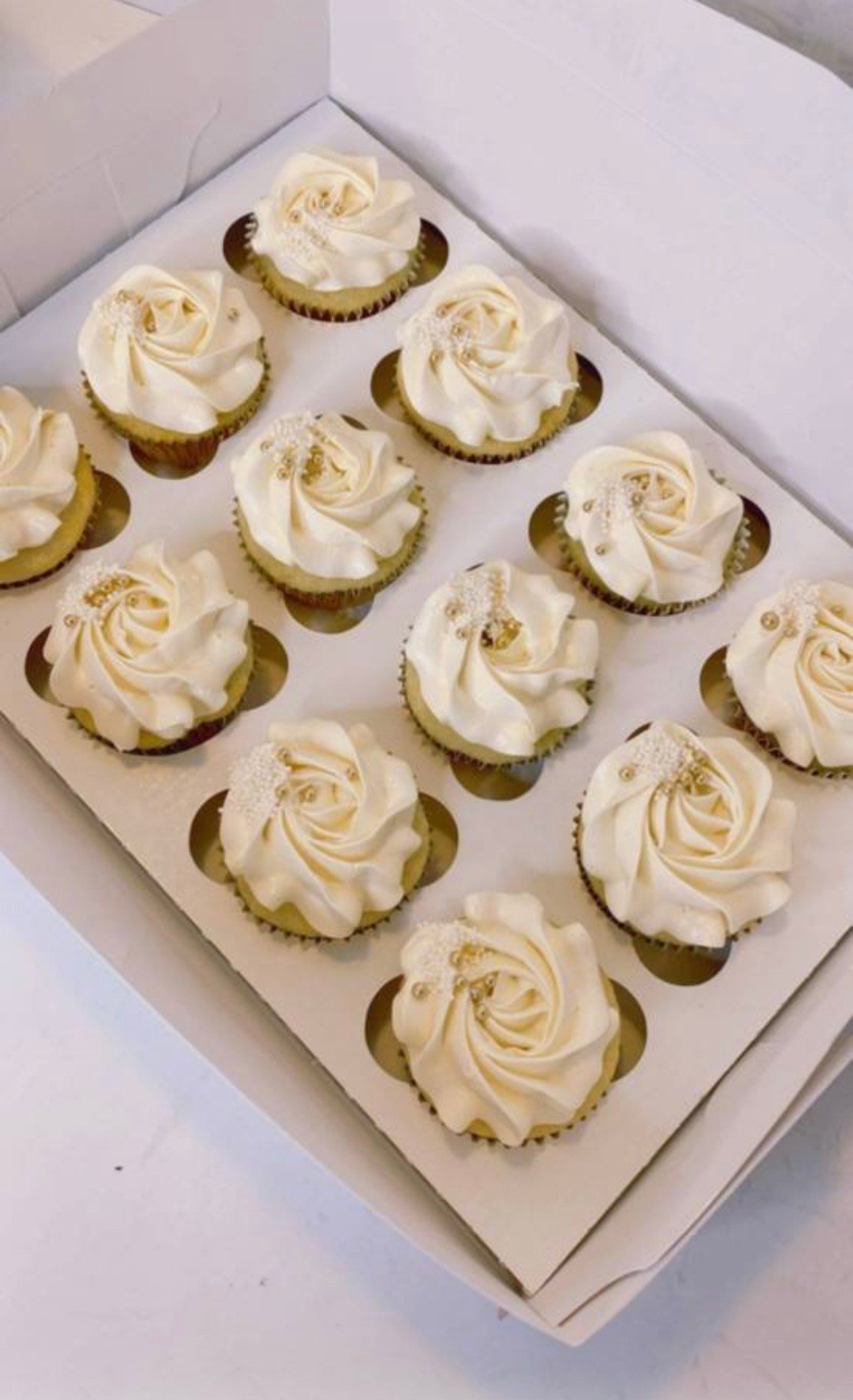 Simple Cupcakes (a Dozen)