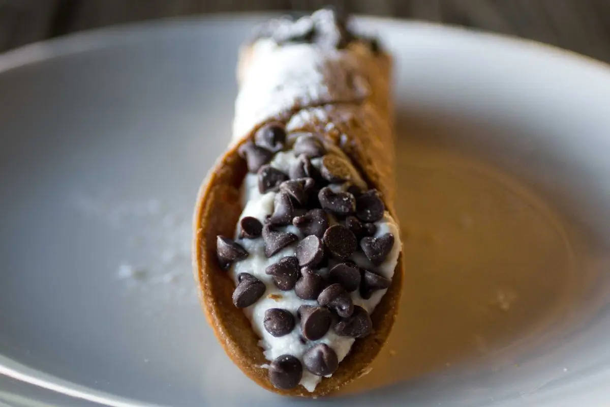 Chocolate Cannoli (2 pcs)