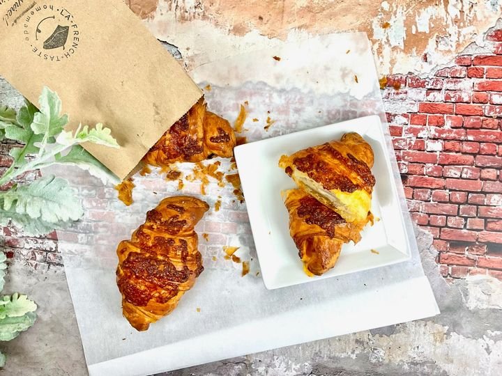 Tomato and cheese croissant