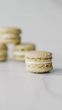 Rum & Cola Macaron
